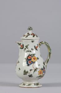 Pesaro (XVIII Secolo) Caffettiera al tacchiolo in maiolica policroma